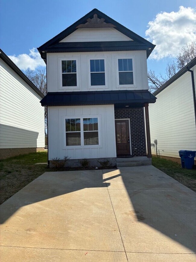 Building Photo - Spacious 3 Bedroom, 2 Bath Single-Family Home — Nashville Style in Clarksville!