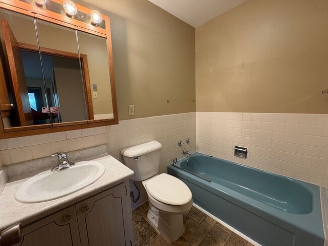 Building Photo - 3 Bed 2 Bath
