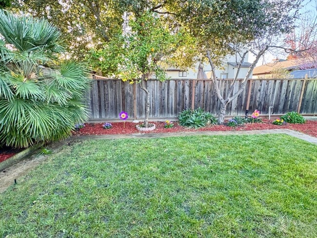 Building Photo - 415 Wisteria Dr