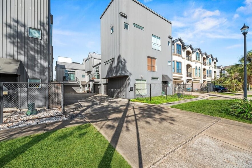 Building Photo - 2612 Chenevert St