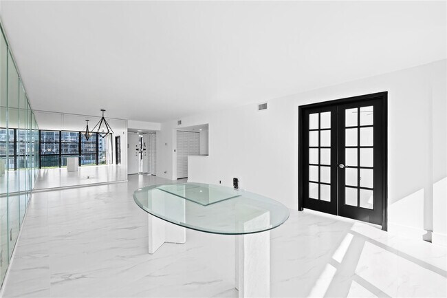 Building Photo - 800 Parkview Dr