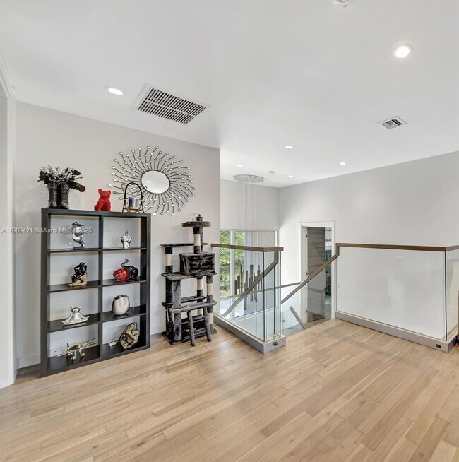 Building Photo - 544 N Victoria Park Rd