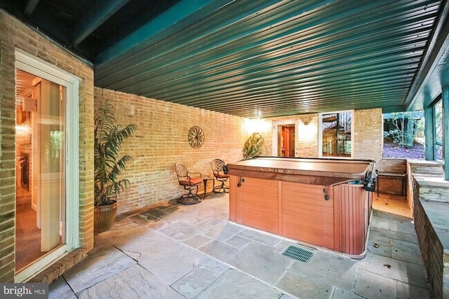 Building Photo - 9454 Newbridge Dr