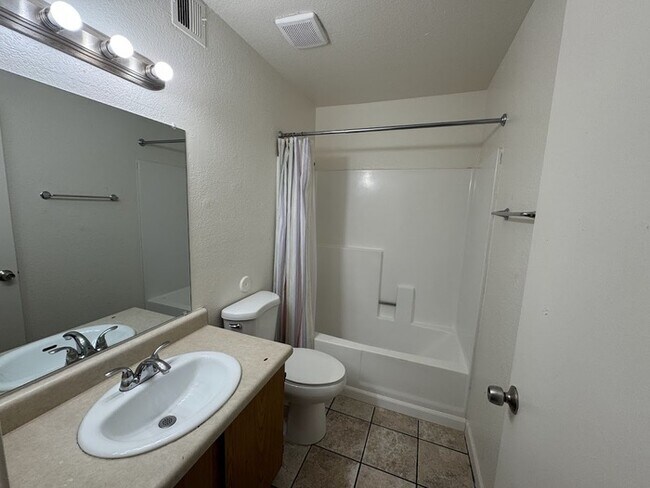 Building Photo - Maryvale 3br Townhome