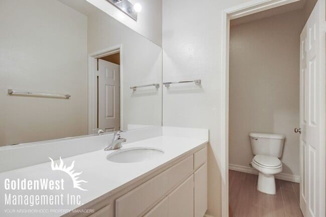 Building Photo - Immaculate 3Bdm 2.5Ba Townhouse with  2-Car Garage