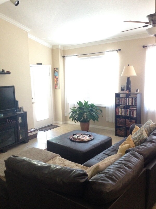 Living room with patio - 612 SE Prescott Pl