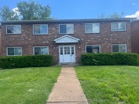 Building Photo - 9530 Hyde Park Dr