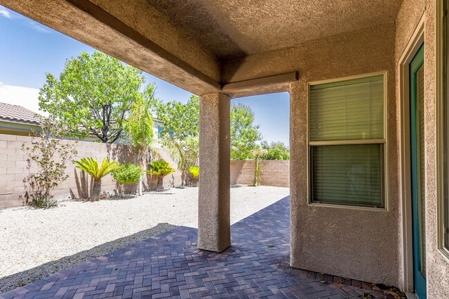 Building Photo - Fabulous Single Story 3 Bedroom Home Conve...