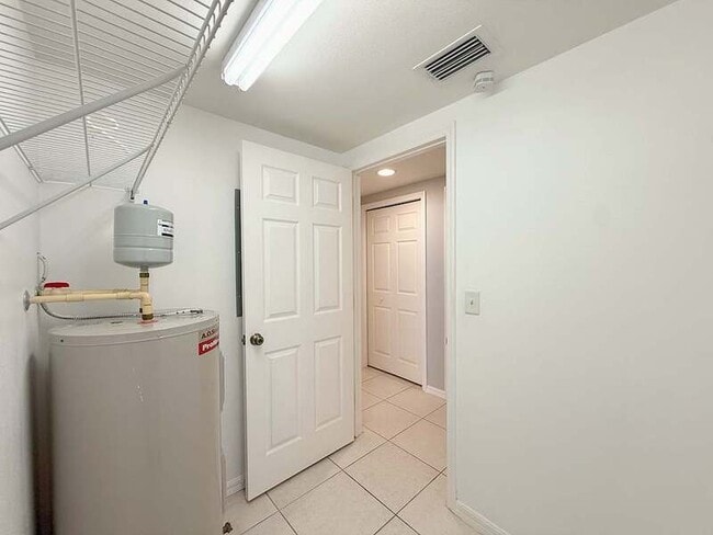 Building Photo - 1200 Country Club Dr