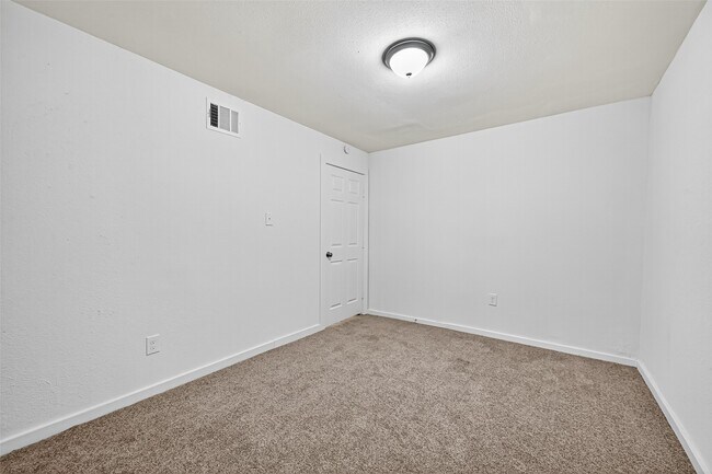Building Photo - 16643 Lake Cir