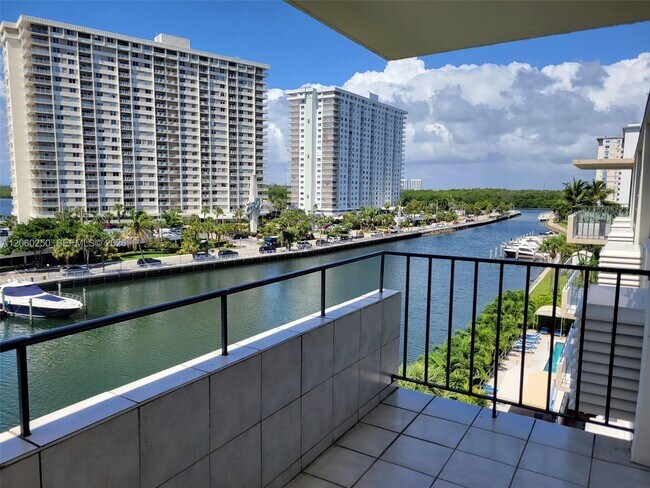 Building Photo - 220 Kings Point Dr