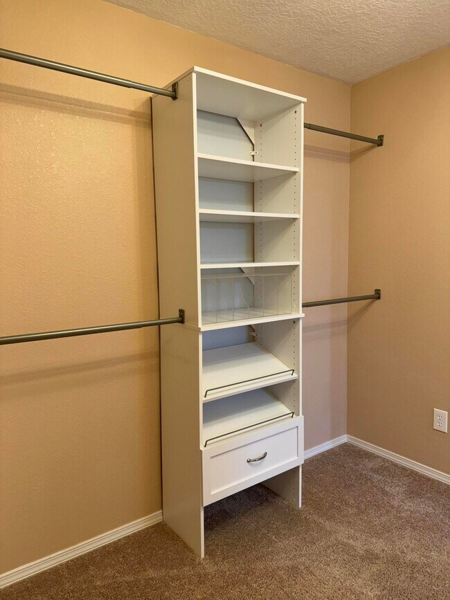 Building Photo - 10812 Fort Point Ln NE