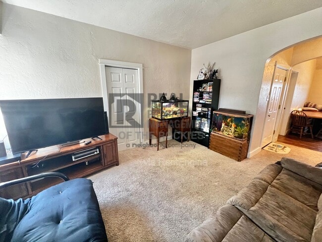 Building Photo - 201 E S 1st St