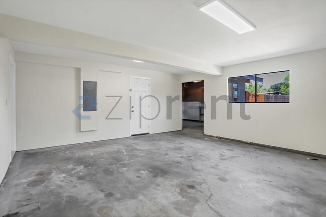 Building Photo - Unit