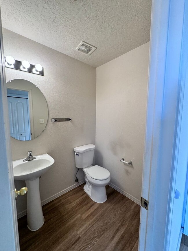 Building Photo - 3 bed 2 bath 2300 sq ft home-New Carpet