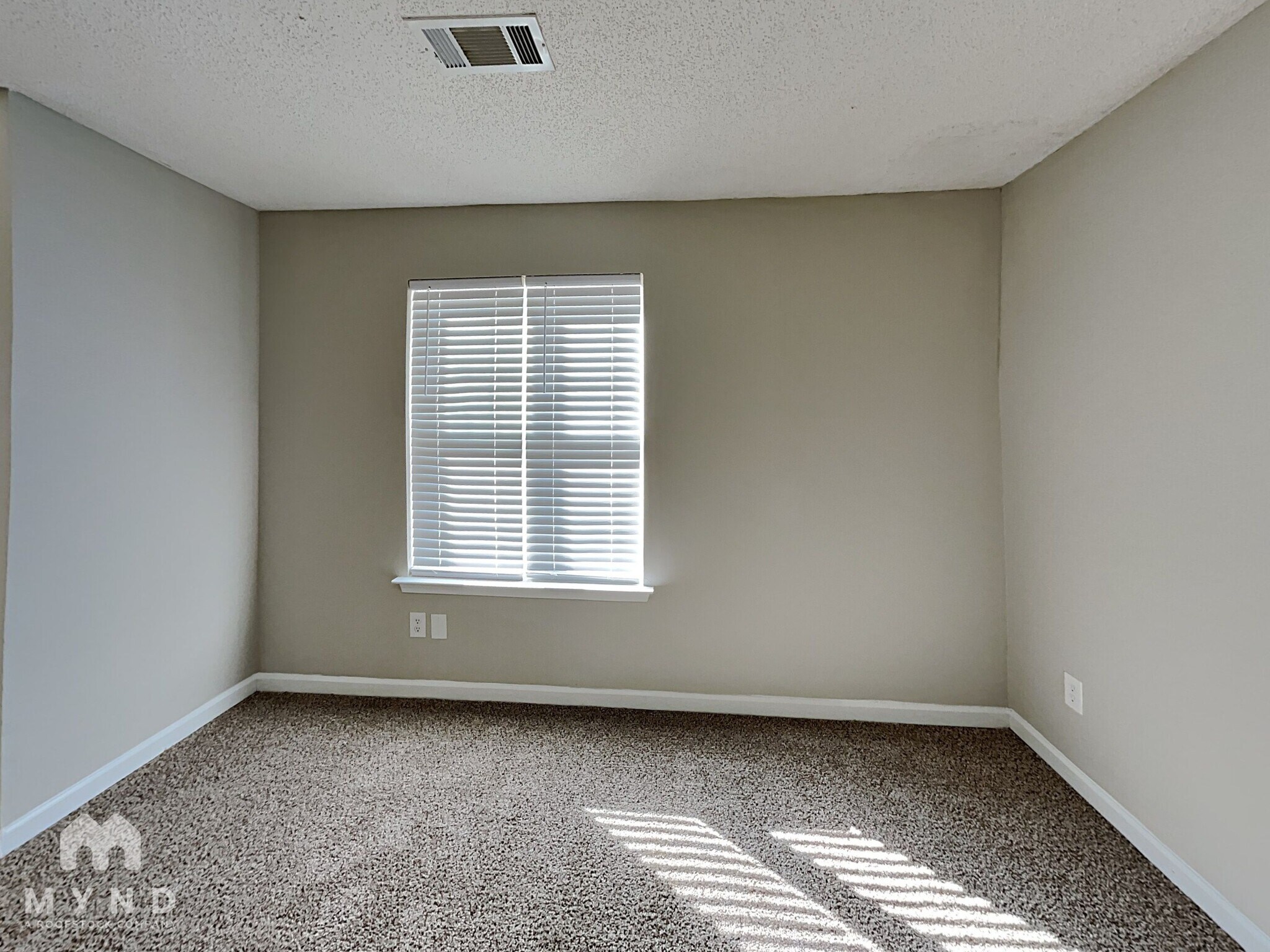 Building Photo - 6332 Hickory Ln Cir