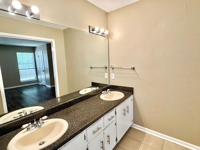 Building Photo - 601 Iroquios