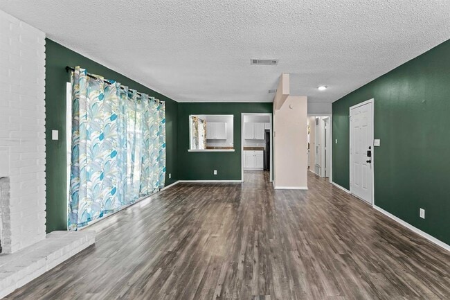 Building Photo - 9011 Quail Valley Dr