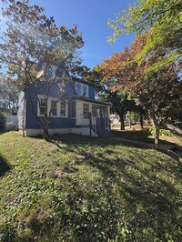 Building Photo - Three bedroom one bathroom home for rent