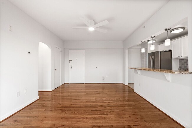 Building Photo - Available Now! Recently Updated, Spacious ...