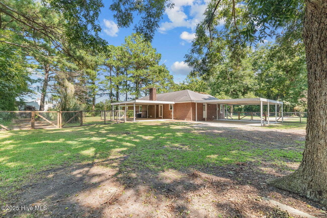 Building Photo - Beautiful 3 Bedroom, 2 Bath Home -135 Yate...
