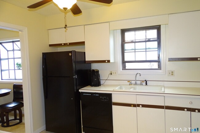 Building Photo - 124 Village Ln