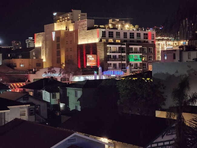 Building Photo - Downtown Loft living in Little Italy