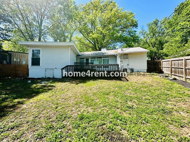 Building Photo - Charming Ranch Style, Prairie Village Home w/ a Fenced Yard, Updated Baths, and All Appliances In...