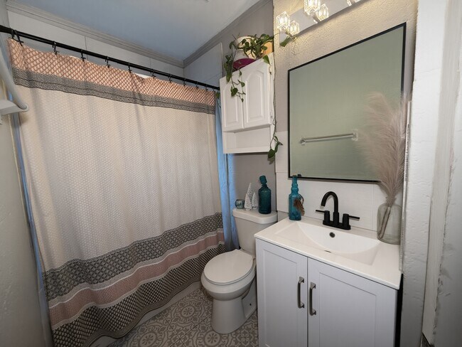 Building Photo - 504 W Gandy St