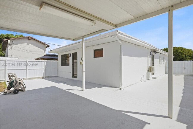 Building Photo - 6755 SW 27th St