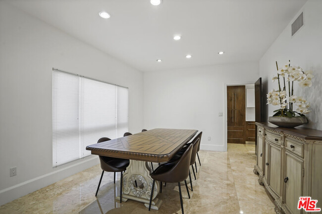 Building Photo - 16544 Park Ln Dr
