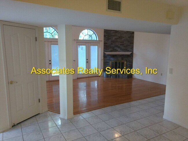 Building Photo - Cute Cottage Home on Cul-de-Sac!!
