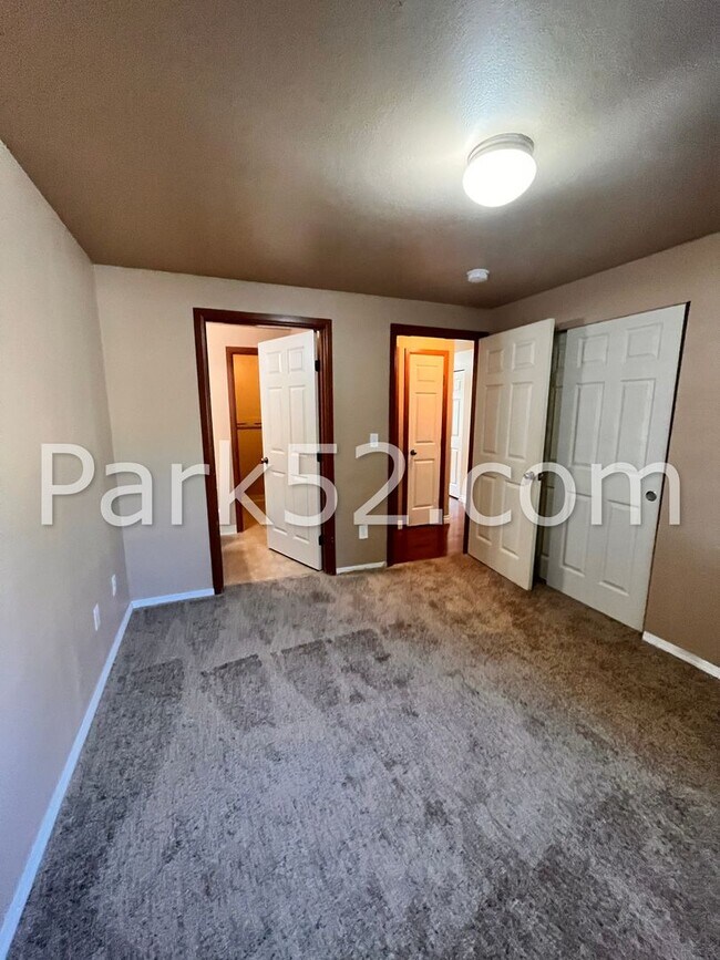 Building Photo - Puyallup Area 2 Bedroom 2nd Floor Apartment