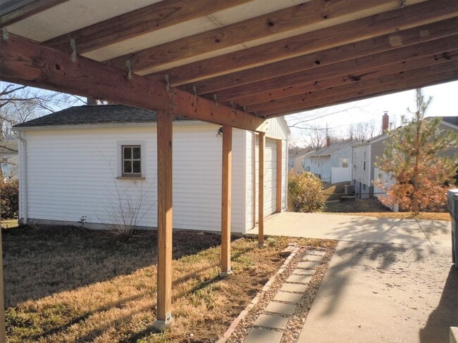 Building Photo - Cute Two Bedroom Cottage with Garage!