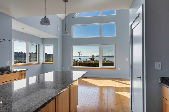 Building Photo - 1 Shoreline Dr