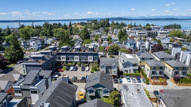 Building Photo - Charming AIR CONDITIONED Alki Townhome