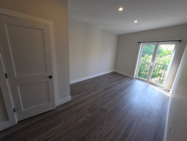 Building Photo - 64 Tolman St