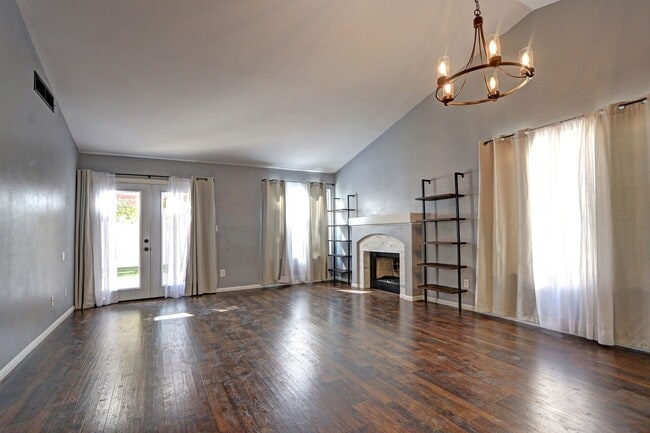 Building Photo - 1521 Desert Ridge Ave