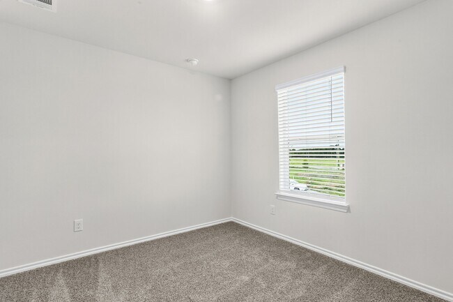 Building Photo - 121 Redwood Rd