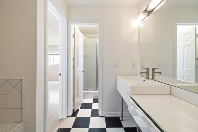 Building Photo - Beautiful 3-bedroom, 2.5-bath tri-level to...