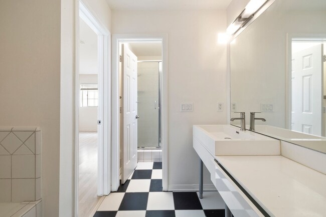 Building Photo - Beautiful 4-bedroom, 2.5-bath tri-level to...