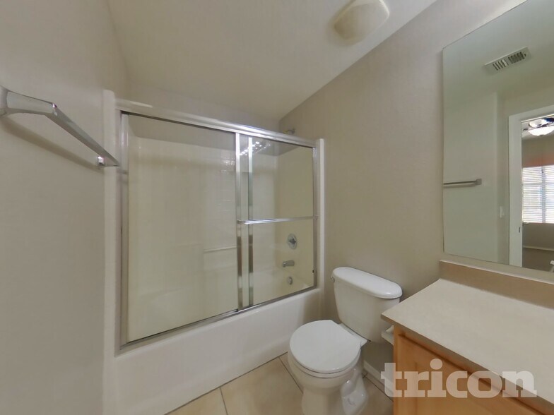 Building Photo - 16825 N 14th St