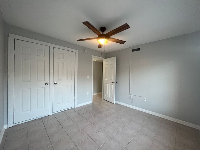 Building Photo - Rent Special for August 1 - Close to Downt...