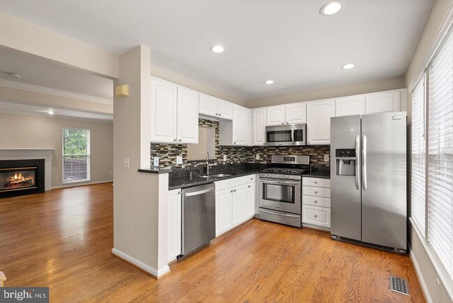 Building Photo - 917 Rolfe Pl