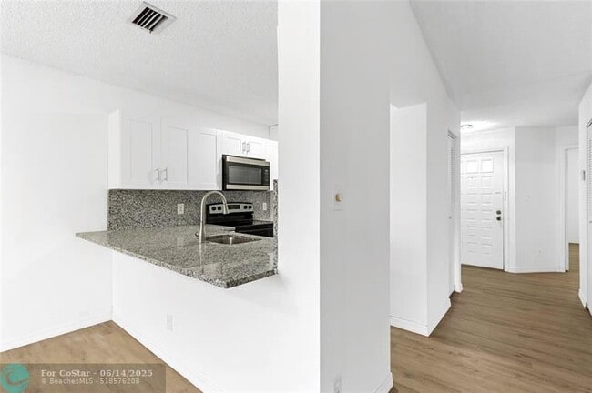 Building Photo - 1084 Coral Club Dr
