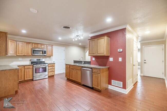 Building Photo - 3 bed, 1.5 bath, XL living room, XL garage...