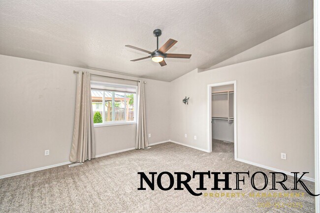 Building Photo - Beautifully Landscaped Cul De Sac Caldwell Home