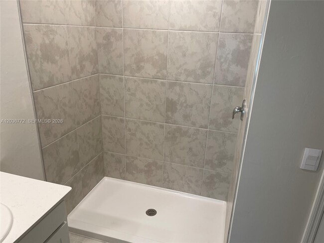 Building Photo - 455 Londrina Dr