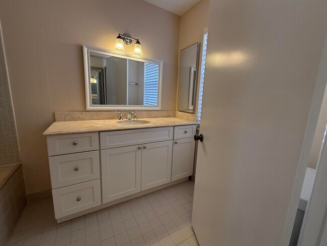 Building Photo - 717 Windermere Way