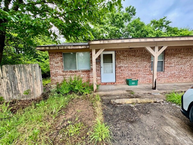 Primary Photo - 2074 N Gregg Ave